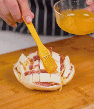 放在烤盤上，表面先刷一層玉米油，再刷一層蛋黃液。