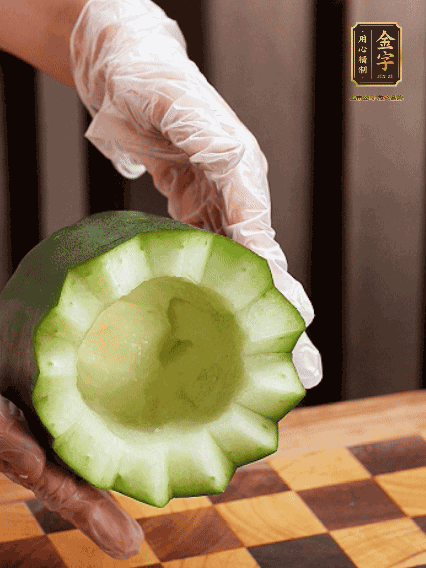 將小冬瓜洗凈，頂端切開(kāi)去瓜瓤，改刀切口呈鋸齒狀