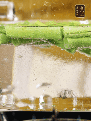 豆角切成段，加油焯水1分鐘